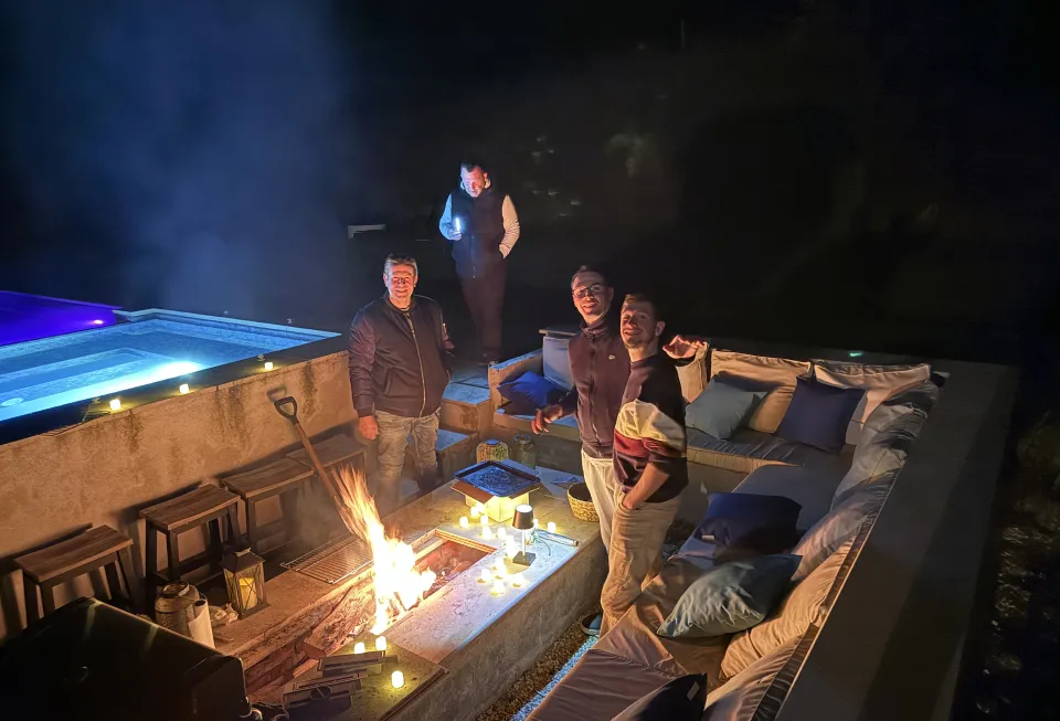 gite avec salon exterieur et brasero au bord de la piscine